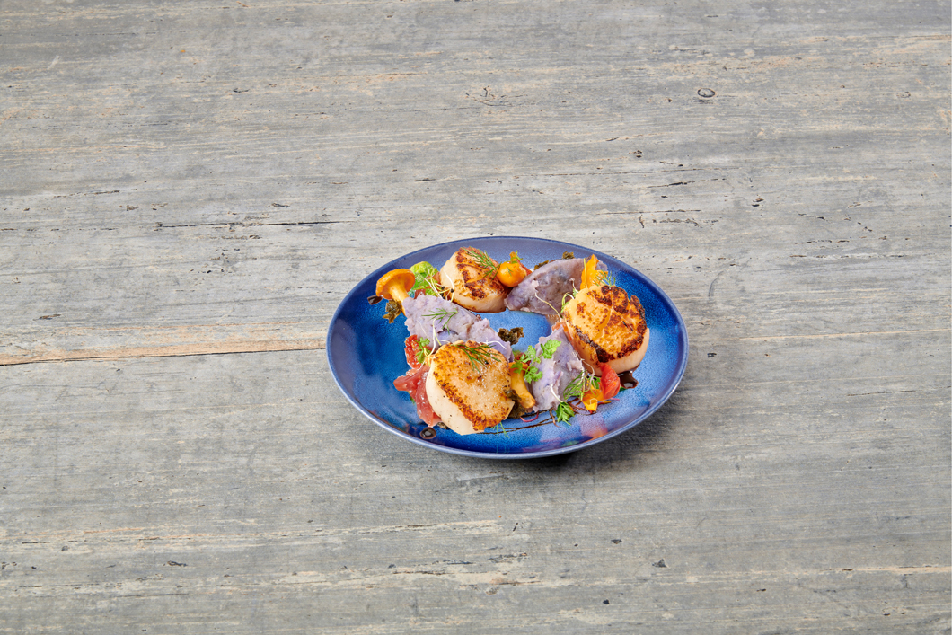 Noix De Saint Jacques Snackees Graines De Sesame Caramelise Ecrase De Patate Douche Violette